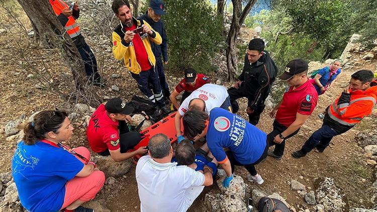 Doğa yürüyüşünde ayak bileği kırılan ABDli turisti, 2 saat sedyeyle taşıdılar