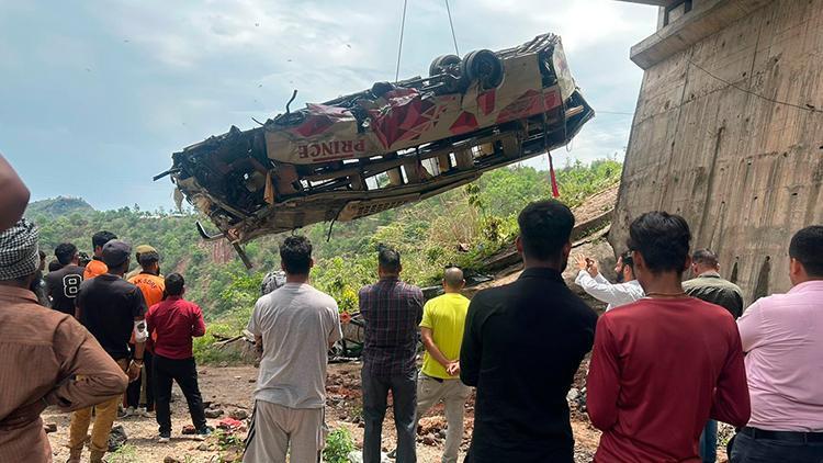 Keşmir’de yolcu otobüsü vadiye düştü: 10 ölü