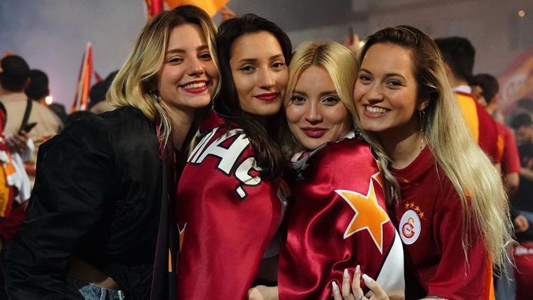 Şampiyonluk kutlaması için Galatasaray taraftarları Florya’ya akın etti