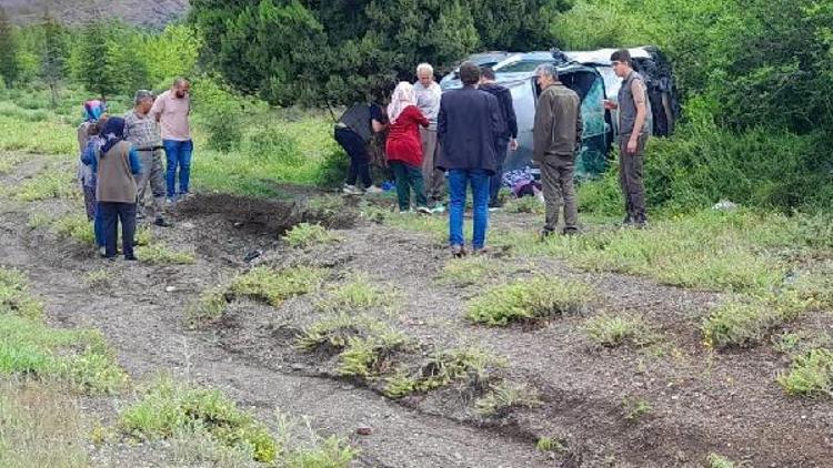 Hafif Ticari araç yoldan çıkıp devrildi : 2 yaralı