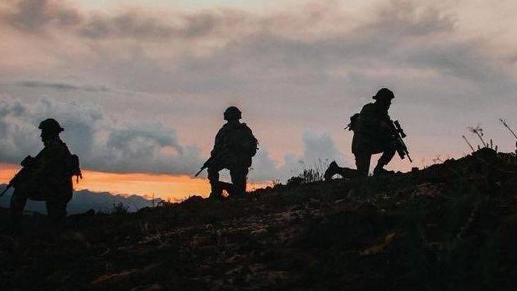 Sınırdan kaçak geçmeye çalışan 1i PKKlı 5 kişi yakalandı