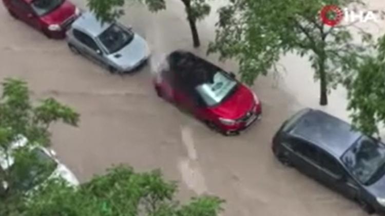 İspanyayı sel vurdu: Araçlar yollarda kaldı