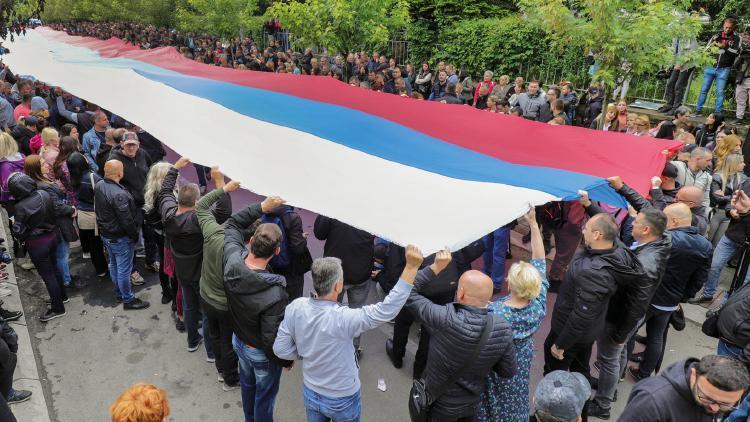 Kosova’da gerilim bir türlü dinmiyor... Sırplardan dev bayrakla gövde gösterisi