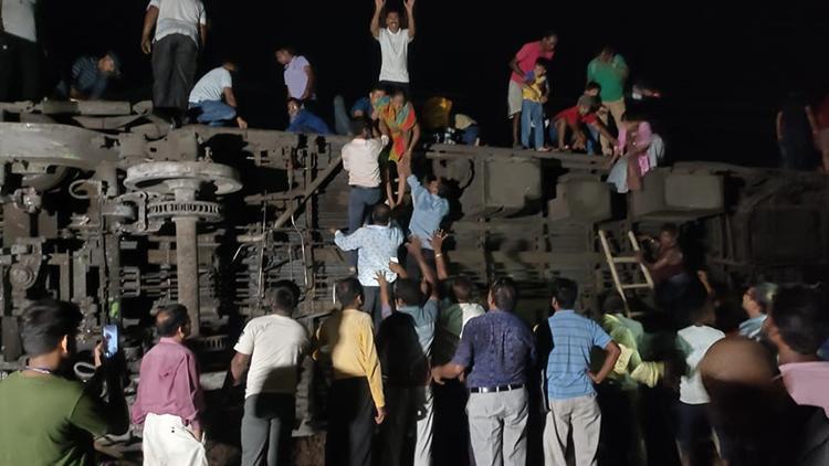 Hindistan’da feci kaza İki tren çarpıştı: 207 ölü, 850den fazla yaralı var
