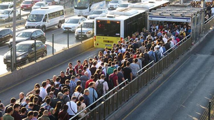 İstanbul’da metrobüs kullanan her 10 kadından 9’u güvenlik önlemlerini yetersiz buluyor