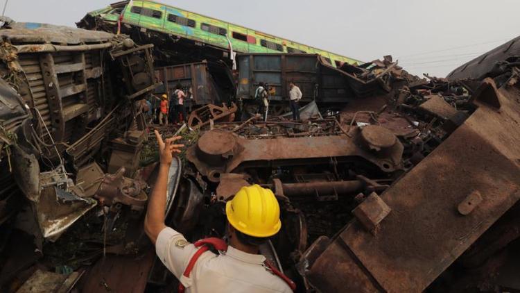Hindistandaki tren kazasında can kaybı 288e yükseldi