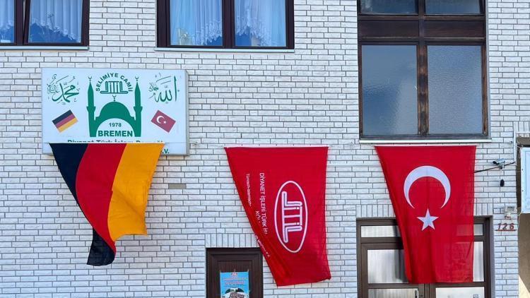 Camideki Türk bayrağına çirkin saldırı