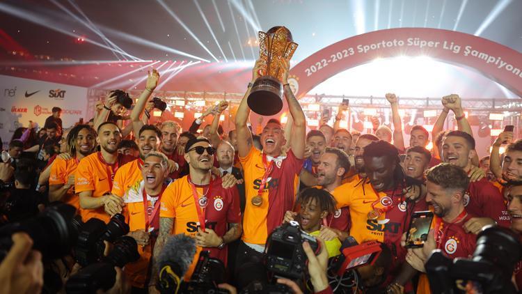 Galatasaray, Nef Stadında kupayı kaldırdı Şampiyonluk kutlamasında büyük coşku, ünlü isimler ve oyuncular...