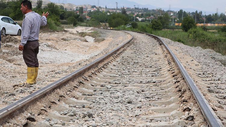 Selde çöken tren hattında onarım çalışması devam ediyor