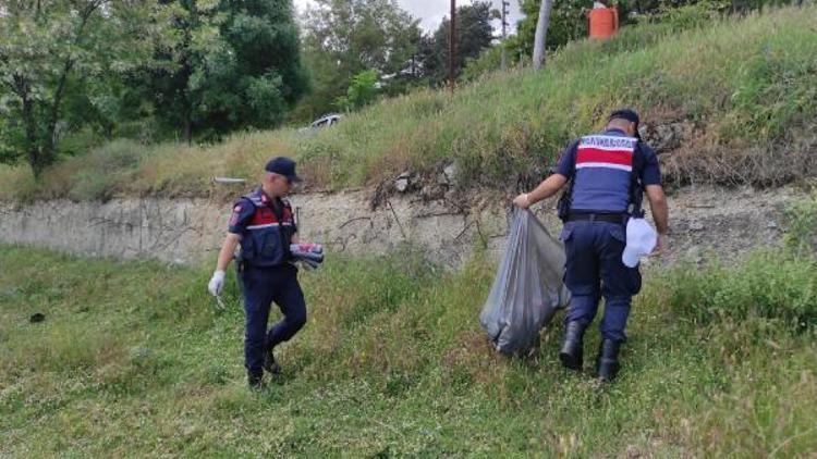 Elazığ’da jandarma ve öğrencilerden Hazar Gölü çevresinde temizlik