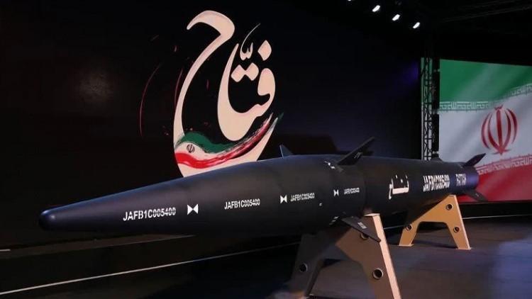 İran, ilk hipersonik balistik füzesi Fettahı tanıttı