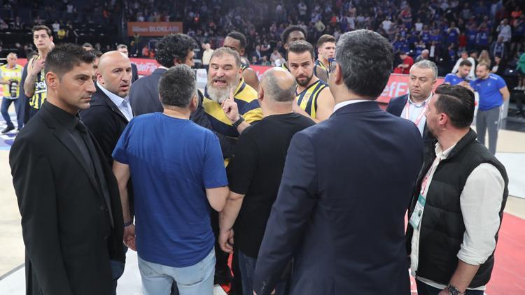 Anadolu Efes-Fenerbahçe Beko maçı sonrası gerginlik Yöneticiden hakeme tepki...