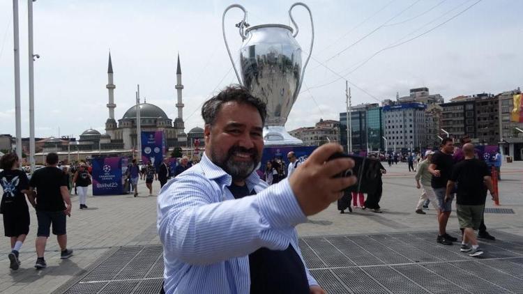 Taksim Meydanı’na getirilen dev UEFA Şampiyonlar Ligi kupası maketine yoğun ilgi