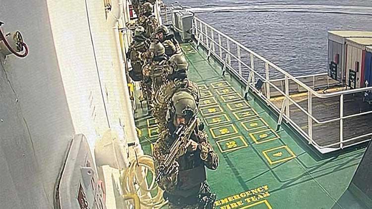 İtalya açıklarında Türk gemisine korsanlar saldırdı