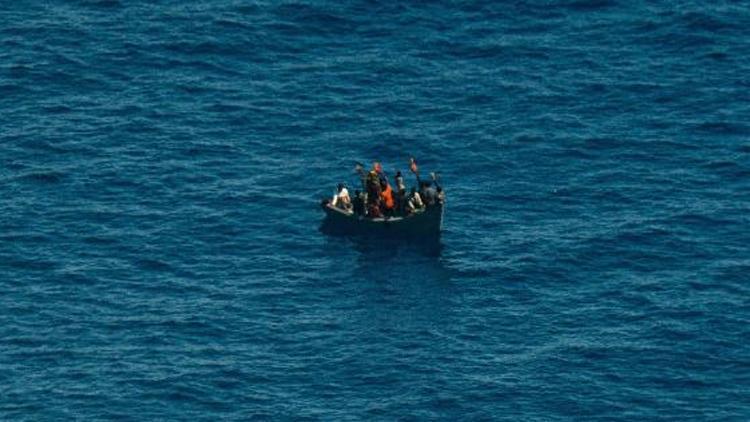 Akdeniz’de içinde 25 kişi bulunan bir tekne, tehlike sinyali verdi