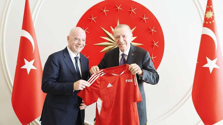 Cumhurbaşkanı Erdoğan’a FIFA’dan özel forma