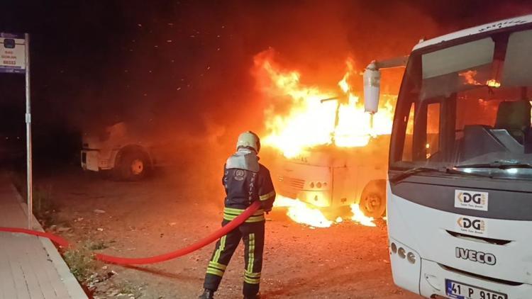 Park halindeki servis midibüsü alev topuna döndü