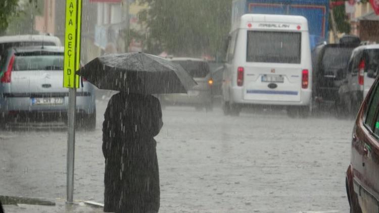 Ardahanda sağanak ve dolu: Yollar göle döndü, araçlar zarar gördü