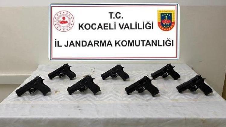 Kocaelide 7 adet ruhsatsız tabanca ile yakalanan 2 kişi gözaltına alındı