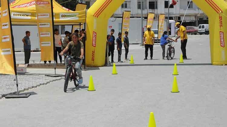 Deprem bölgesinde çocuklar için bisiklet istasyonları