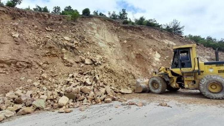 Tokatta köy yolunda toprak kayması yaşandı