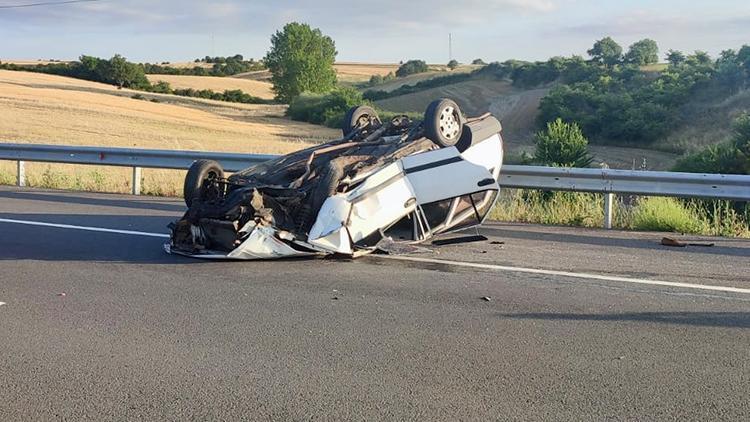 Edirne’de bariyere çarpan otomobil takla attı: 3 yaralı