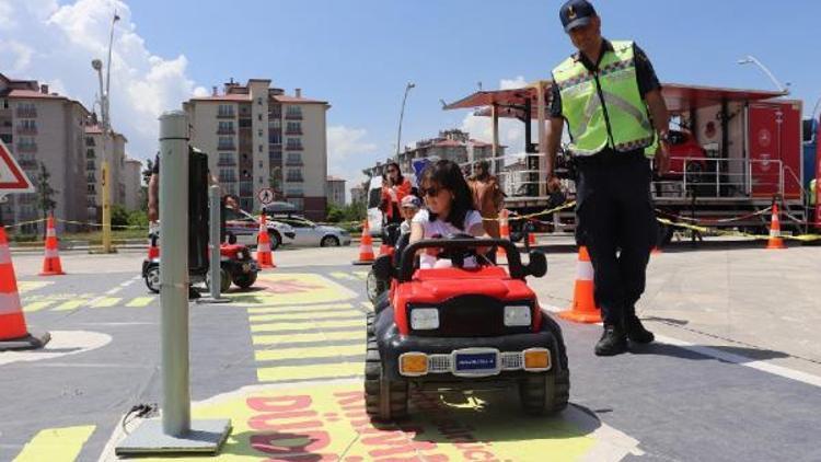 Akülü araç kullanan çocuklar trafik kurallarını öğrendi