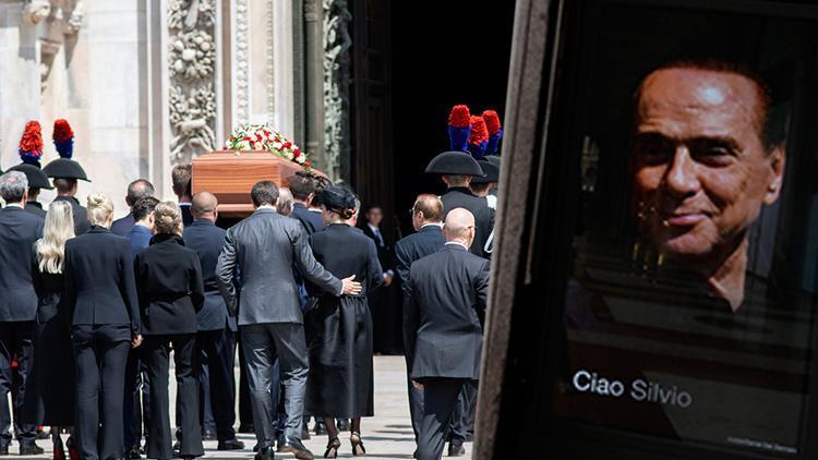 Eski İtalya Başbakanı Berlusconi son yolculuğuna uğurlanıyor