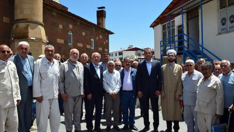 Adilcevaz’da hacı adayları kutsal topraklara uğurlandı