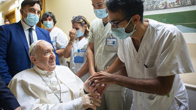 Papa Francis, hastaneden taburcu edildi