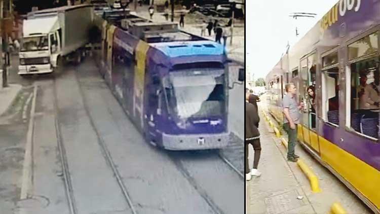 Kamyon tramvaya çarptı