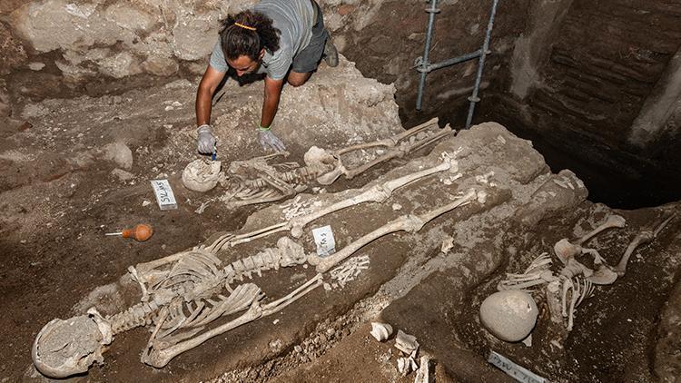 Tarihi İznik surlarındaki kazılarda çok sayıda insan iskeleti bulundu