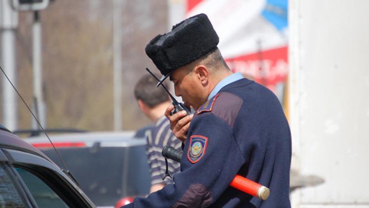 Kazakistan’da bankaya giren silahlı saldırgan 7 kişiyi rehin aldı