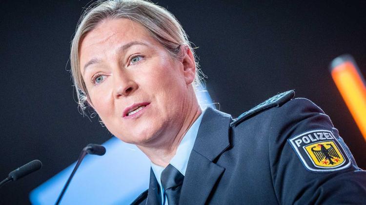 Claudia Pechstein’in üniformayla CDU etkinliğine katılması olay oldu