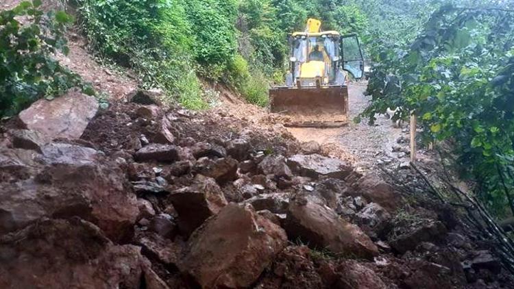 Sakaryada heyelan: Köy yolu kapandı