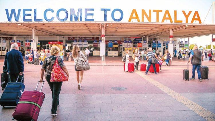 Antalya’da rekor: Bir günde 1081 uçak