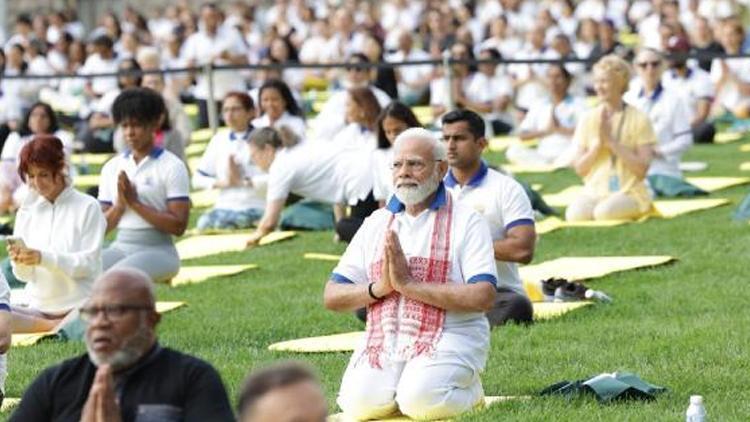 Hindistan Başbakanı Modi, New York’ta binlerce kişiyle yoga yaptı