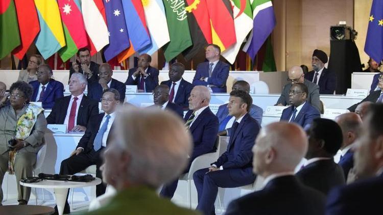 Dünya liderleri Yeni Küresel Finansal Pakt Zirvesi’nde bir araya geldi