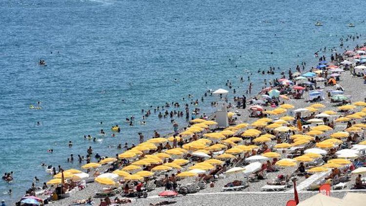 Antalyanın sahillerinde yoğunluk yaşanıyor