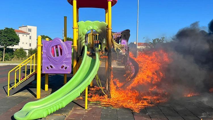 Çorluda parktaki çocuk oyun grupları yakıldı