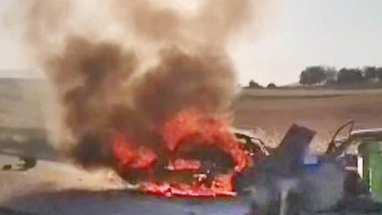 Otomobil alev aldı 3 kişi yanarak öldü
