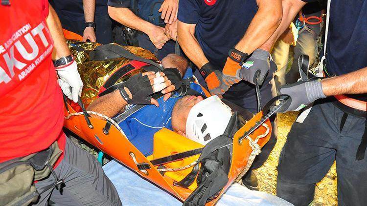 İple kanyona inerken düşerek yaralanan dağcı 11 saatte kurtarıldı
