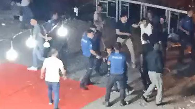 Sokak düğününü durdurmaya çalışan polislere taşlı sopalı ve baltalı saldırı
