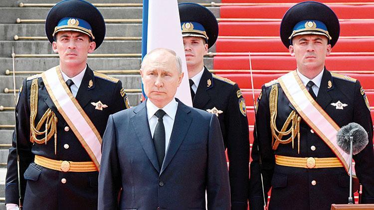 Putin’den askerle gövde gösterisi