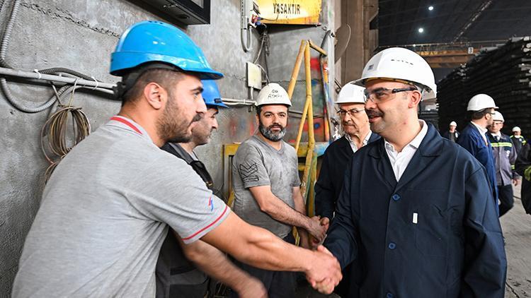 Bakan Kacır, fabrika işçileri ile bayramlaştı