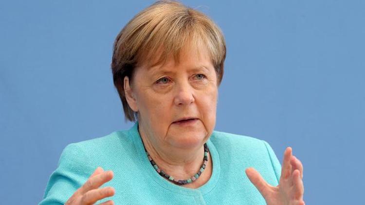 Merkel’in makyaj masrafı dert oldu
