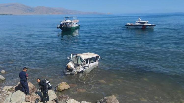 Minibüs, Van Gölüne düştü: 1i ağır 11 yaralı