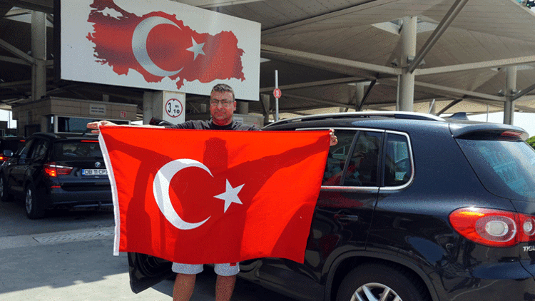 Kapıkule’ye varınca Türk bayrağı açtı