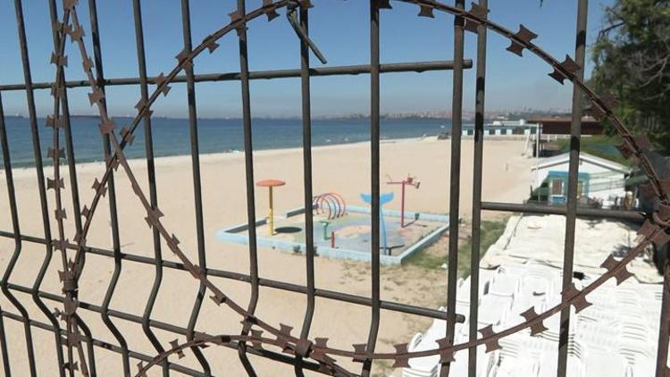 Belediye plajı kirlilikten kapalı, 200 metre mesafedeki özel plaj açık; giriş 300 lira