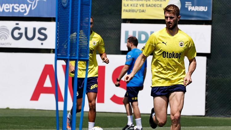 Fenerbahçe, günün ilk antrenmanında pas çalışması gerçekleştirdi